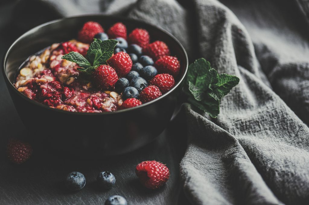 Healthy Eating â gluten free, organic overnight oats with quinoa, goji berries, blue berries and cherries