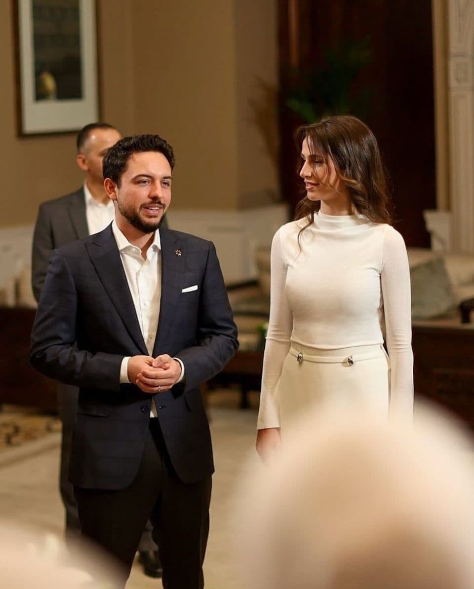 Rajwa of Jordan stuns in white in her official return after her daughter’s first birthday