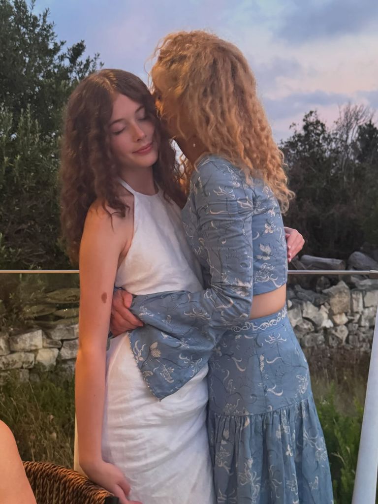 nicole kidman kissing daughter faith on cheek