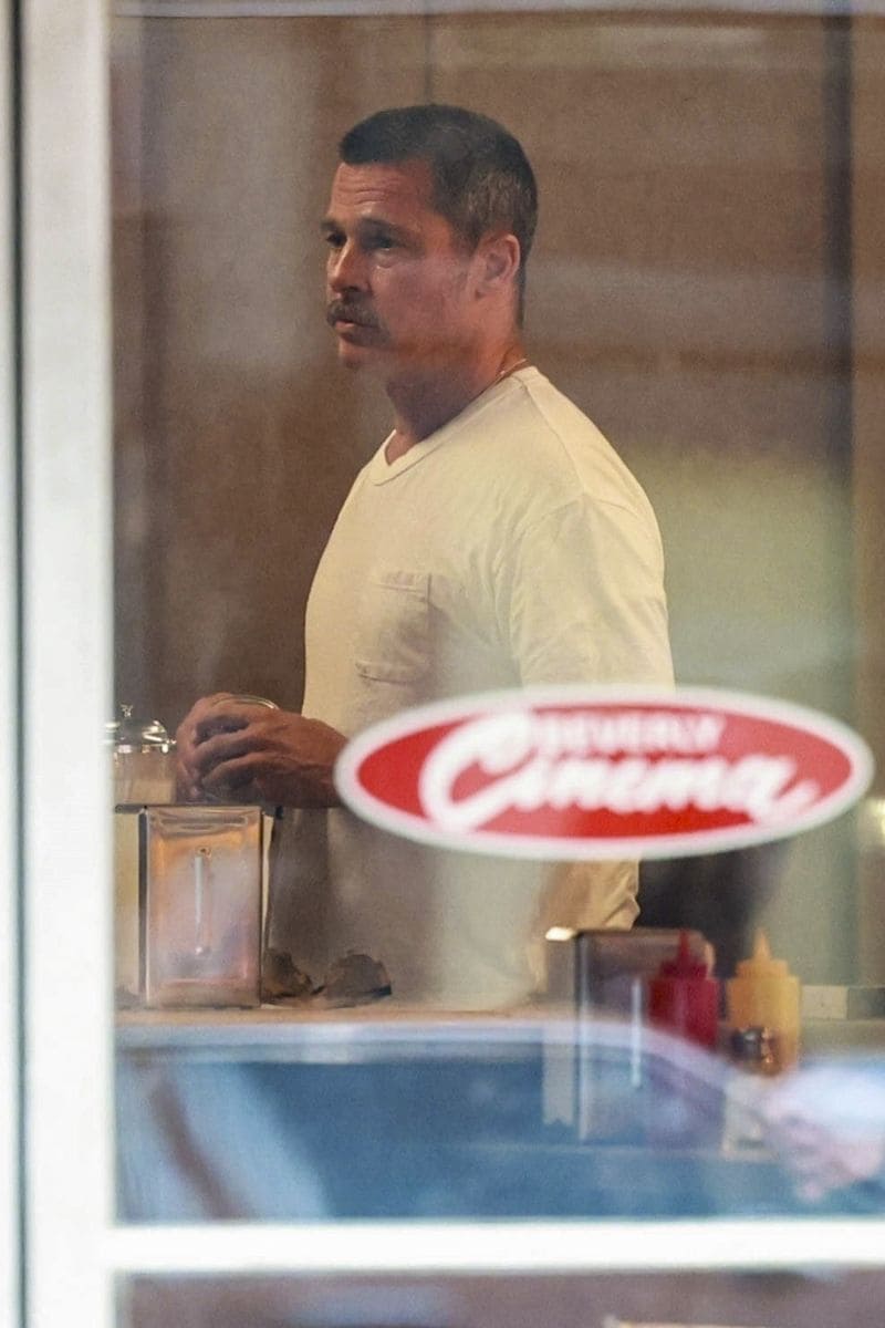 Photo © 2025 Backgrid/The Grosby Group  Los Angeles, CA, 30 July 2025 Brad Pitt is spotted recording scenes for the upcoming sequel to 'Once Upon a Time in Hollywood 2' at the Beverly Cinema. He is dressed in a casual white t-shirt, checkered pants, and white sneakers. **** Los Ángeles, CA, 30 de julio de 2025 Brad Pitt es visto grabando escenas para la secuela de "Once Upon a Time in Hollywood 2" en el Beverly Cinema. Lleva una camiseta blanca, pantalones a cuadros y zapatillas blancas.