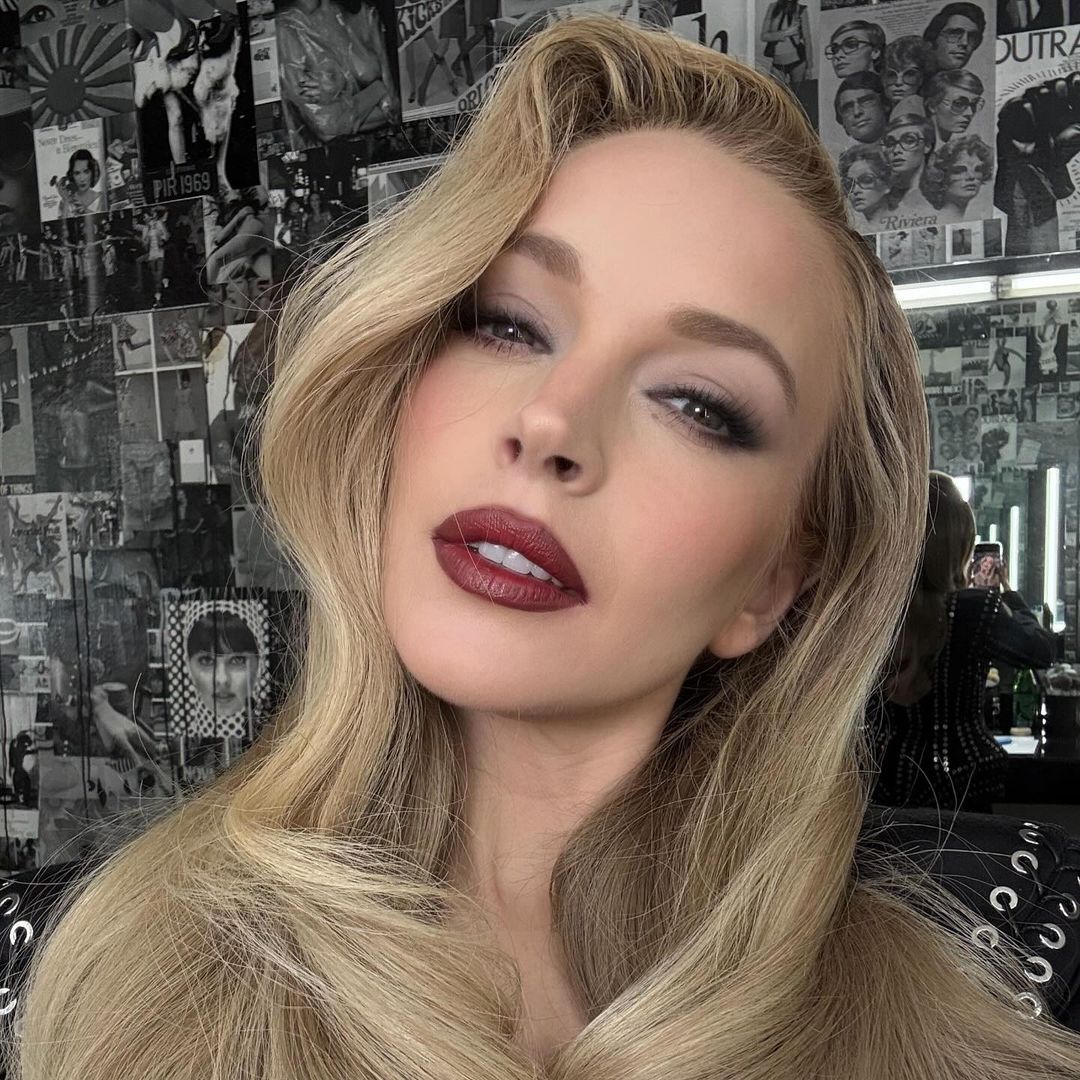 lindsay lohan selfie showing off new hair colour