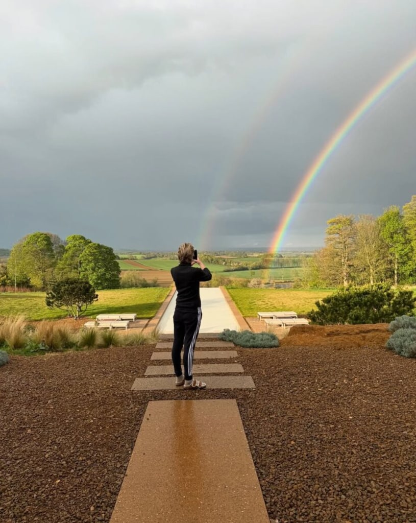 Ellen De Generes taking photo of a double rainbow