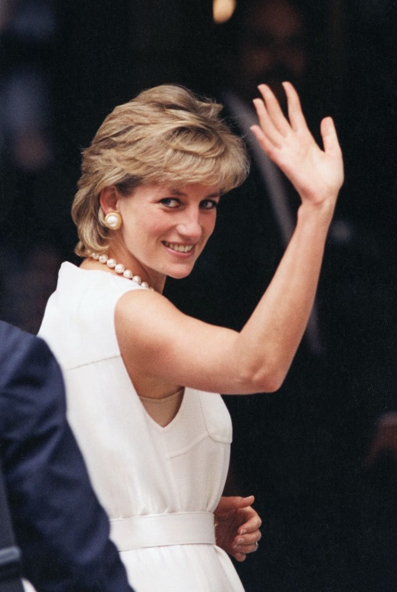 CHICAGO, UNITED STATES - JUNE 06:  (NOT FOR USE ON MAGAZINE COVER IN THE USA BEFORE 15 JUNE 2007) On The Last Day Of Her Visit To Chicago Princess Diana Waves To Enthusiastic Crowd.  (Photo by Tim Graham Photo Library via Getty Images)