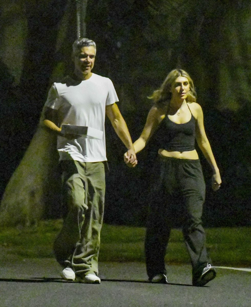 They confirmed their romance by holding hands 