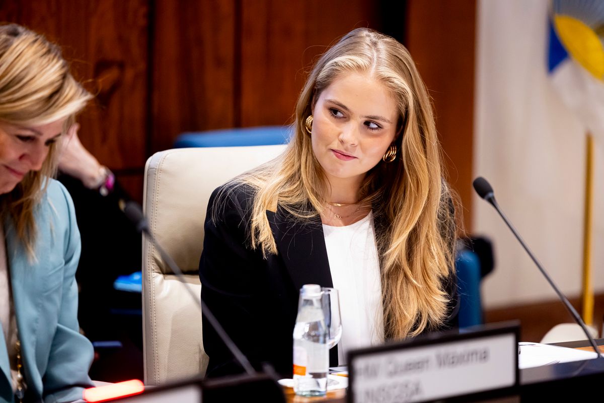 Mother and daughter opt for natural waves and soft makeup, letting their bold fashion choices take center stage.