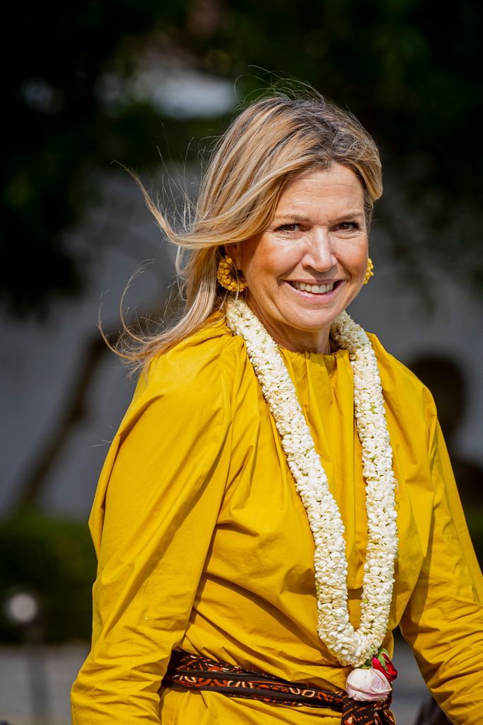 Queen Maxima waist up in mustard yellow top