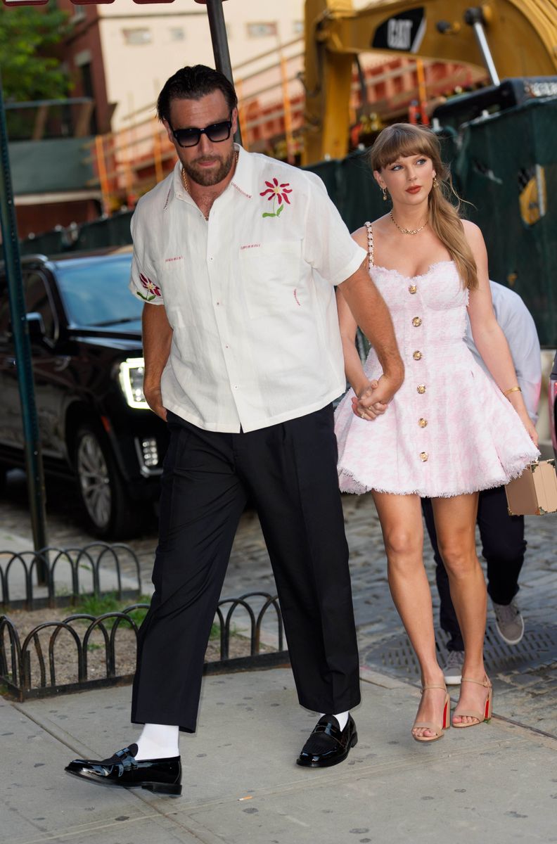 
06/28/2025 Taylor Swift and Travis Kelce head to dinner in New York City. The 35 year old American singer-songwriter wore a pink mini dress with gold button paired with beige heels. Travis kept things cool in a white top paired with black trousers, white socks and black loafers.****

Taylor Swift y Travis Kelce salen a cenar en Nueva York. La cantante estadounidense, de 35 años, deslumbró con un minivestido rosa con botones dorados, que combinó con tacones beige. Por su parte, Travis optó por un look relajado con camiseta blanca, pantalones negros, calcetas blancas y mocasines negros.