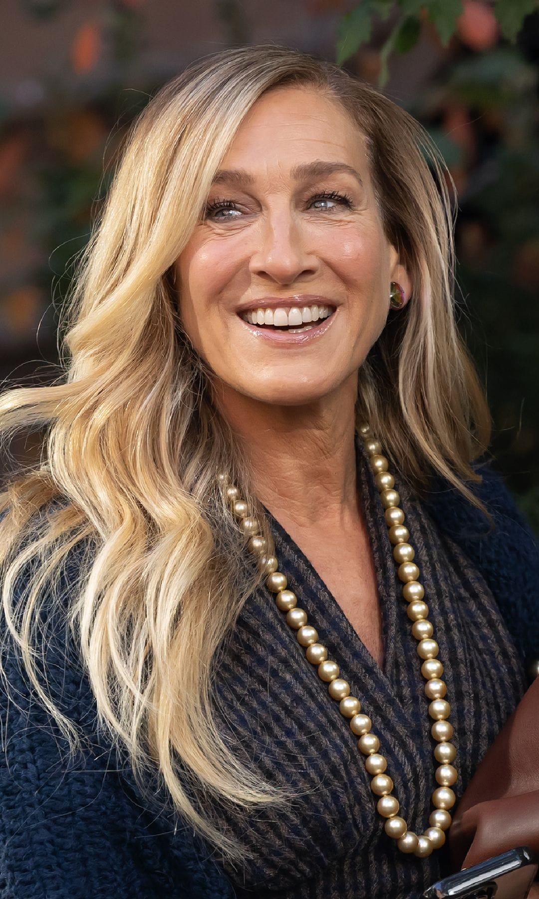 This Fall-Winter 2025/26 season, one of the trending shades is the ultra-bright brunette known as glossed chestnut.