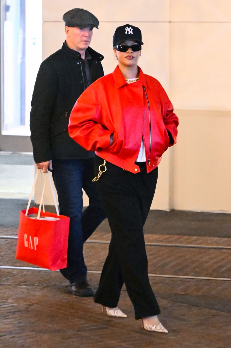 Paired with black tailored trousers and a simple white top, the look felt intentional without appearing overstyled.