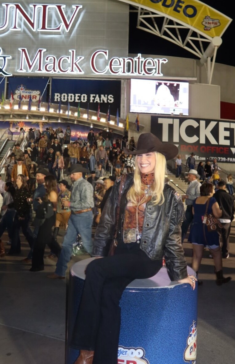 Bella leaned fully into the Texas aesthetic this Christmas