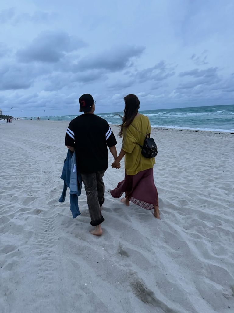 jessica alba danny ramirez walking on beach 