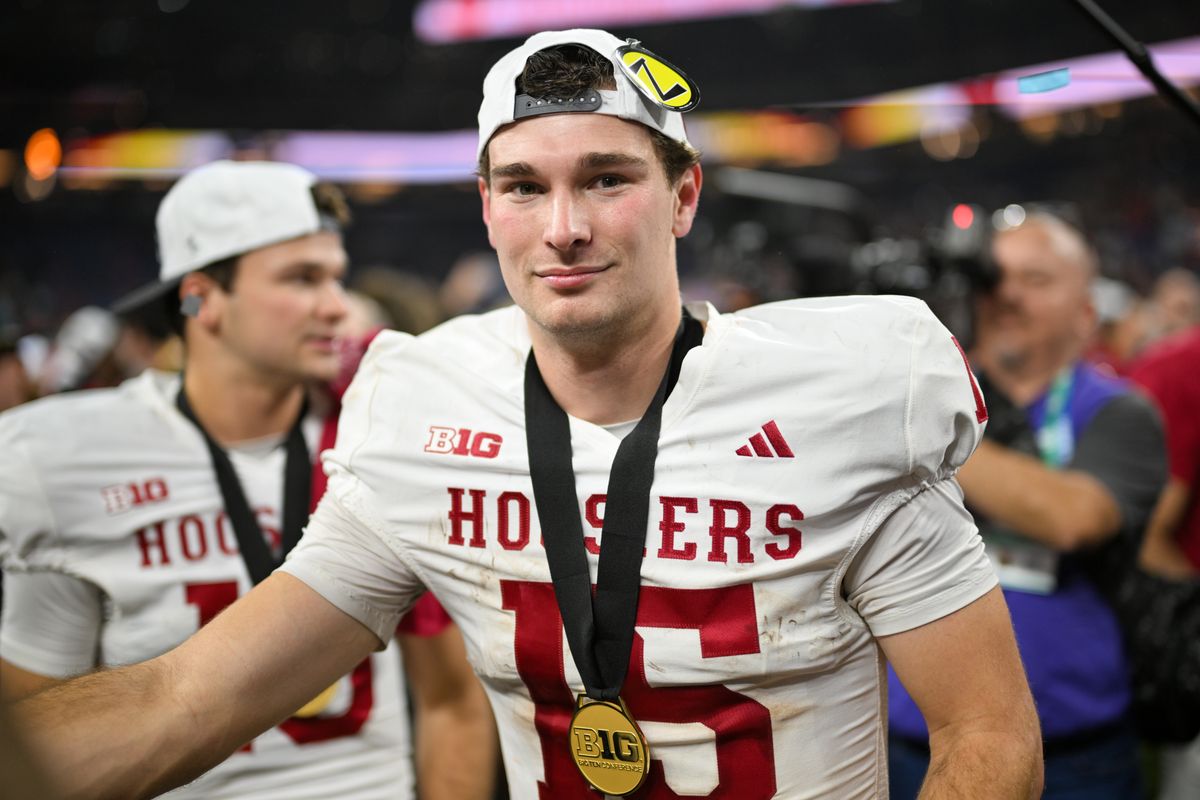 Indiana Hoosiers QB Fernando Mendoza (15) celebrates winning the Big Ten Championship football game between the Indiana Hoosiers and the Ohio State Buckeyes.
