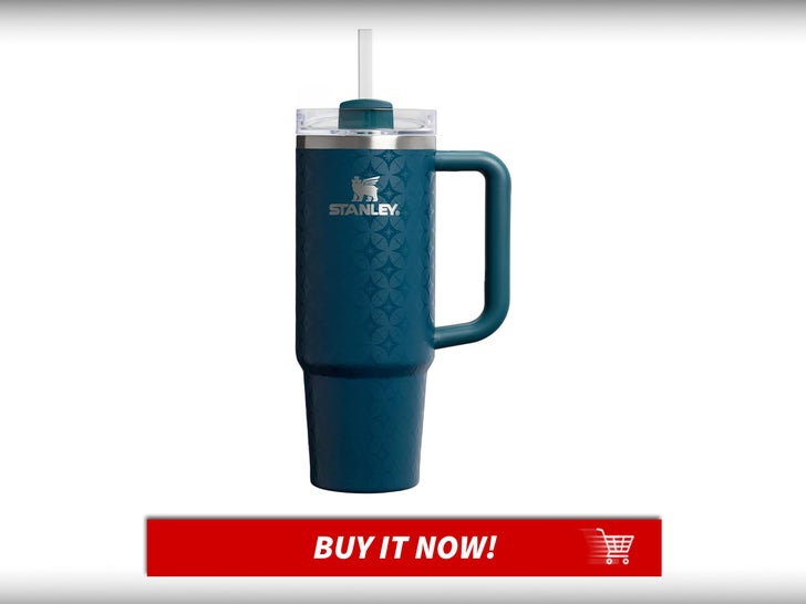 Quencher-H2.0-Tumbler-With-Handle-And-Strawy-30oz-Gift-Guide-Stanley-Cups-MAIN