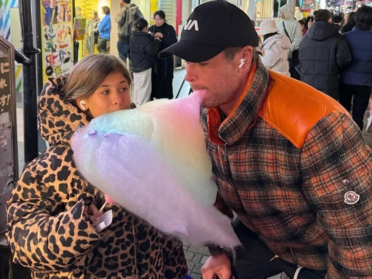 1201-Celebrities-Eating-Cotton-Candy-Sub2