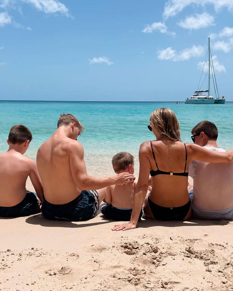 Frida's blended family sitting on the beach 