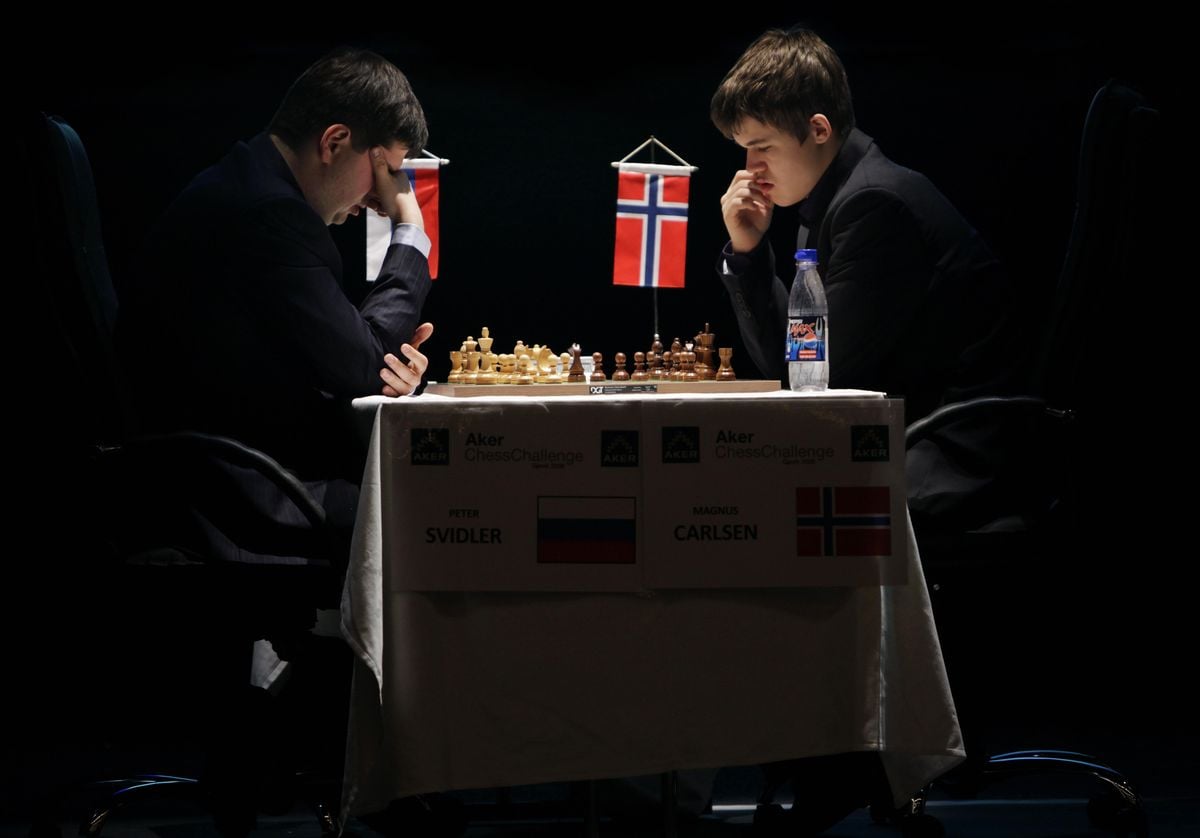 The Norwegian Chess Grand Master, Magnus Carlsen (R), plays against Russian Grand Master Peter Svidler (L) during the Aker Chess Challenge in Gjoevik, central Norway, on January 2, 2009. 