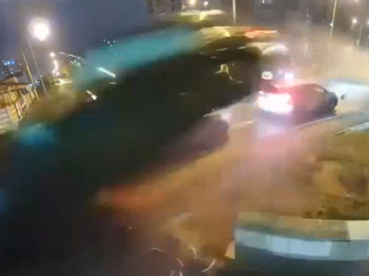 120825 mercedes crash sub2.jpg