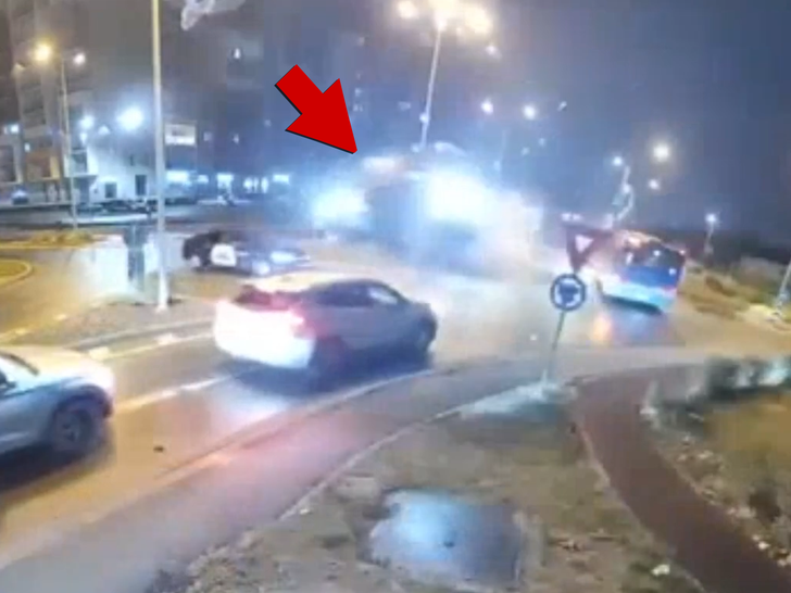 120825 mercedes crash sub1.jpg