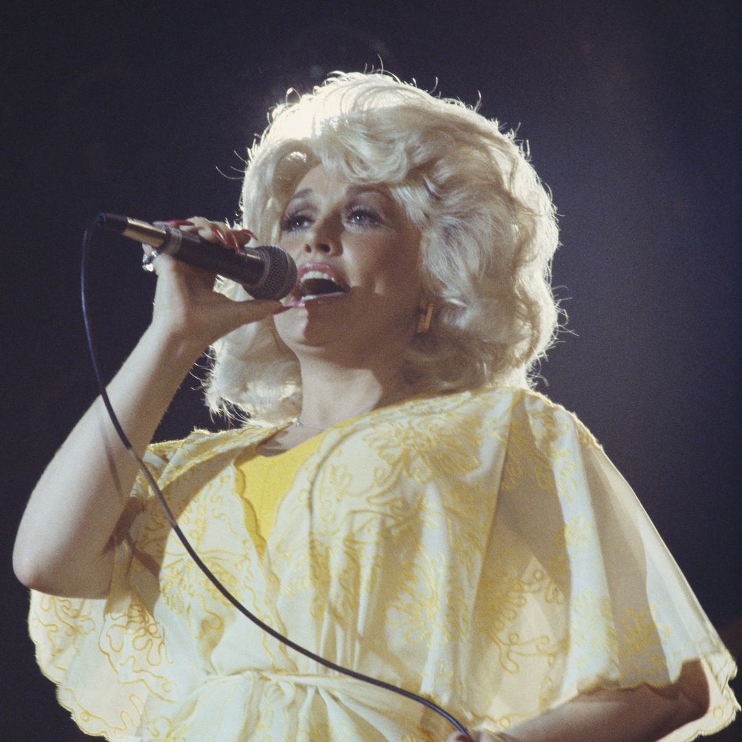 Country singer Dolly Parton performs onstage wearing a yellow dress in circa 1975 in Los Angeles, California.