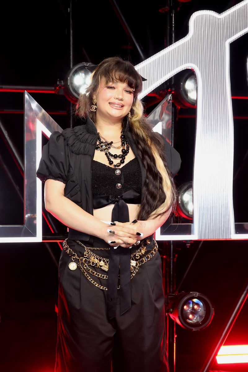  Lola Young attends the 2025 MTV Video Music Awards