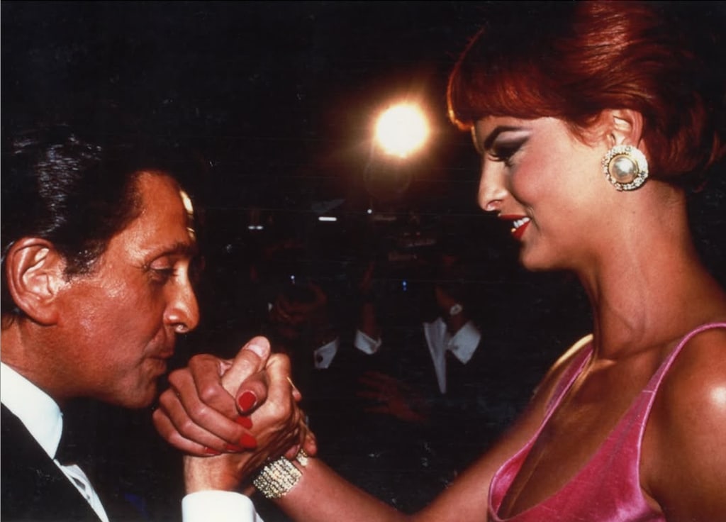 linda evangelista valentino garavani hand hold