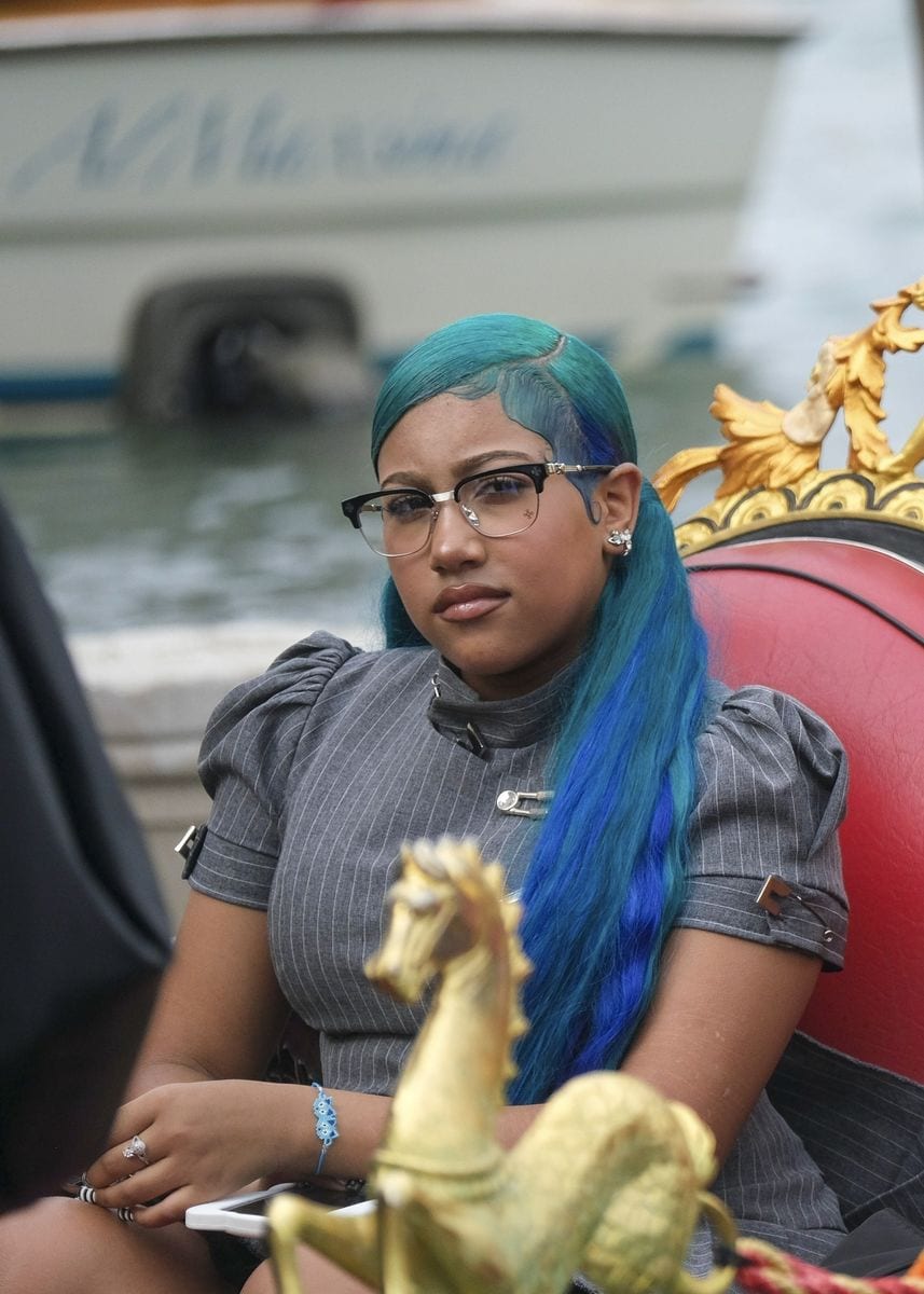 Photo © 2025 Backgrid UK/The Grosby Group

EXCLUSIVE 
Venice, Italy, August 29, 2025.

North West, daughter of Kim Kardashian and Kanye West, is spotted enjoying a playful gondola outing in Venice with a friend. The 12-year-old starlet savors ice cream, takes photos on her Hello Kitty-covered phone, and even tries her hand at guiding the gondola with help from the local gondolier.
***
North West, hija de Kim Kardashian y Kanye West, fue vista disfrutando de un paseo divertido en góndola por Venecia junto a una amiga. La estrella de 12 años saboreó helado, sacó fotos con su teléfono con funda de Hello Kitty e incluso probó a guiar la góndola con la ayuda del gondolero local.