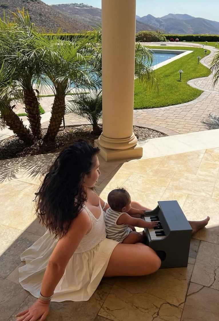 “We put on villancicos, fill the house with a mix of holiday music from here and Colombia,” Kali shared.