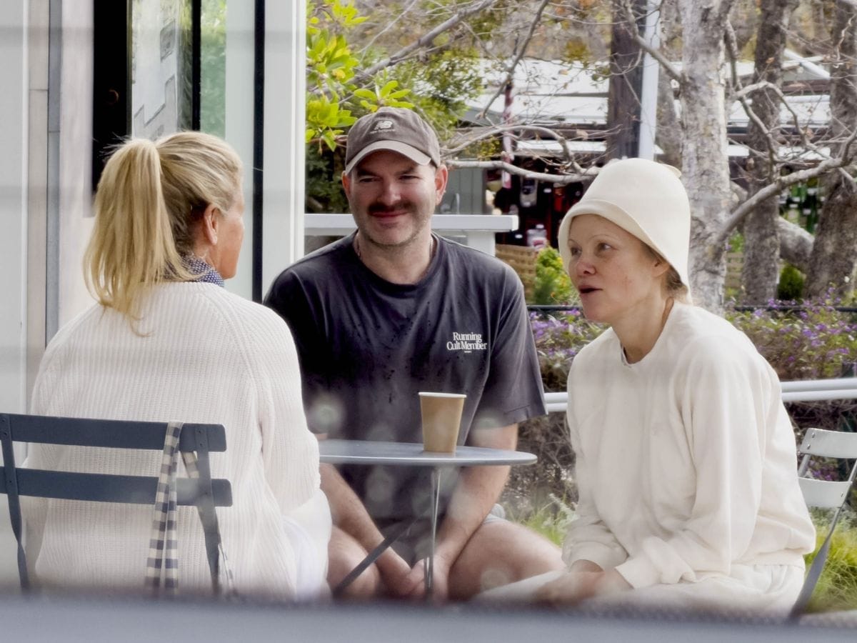 For the outing, Anderson leaned into a pared-back, all-white look that felt both intentional and effortless.