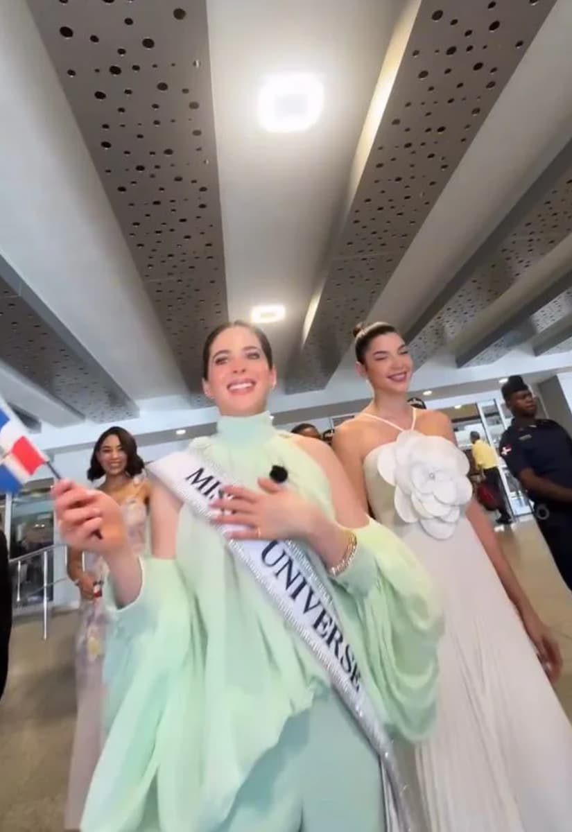 Surrounded by supporters, travelers, and media, Fátima and Jennifer began dancing right there at the airport. 