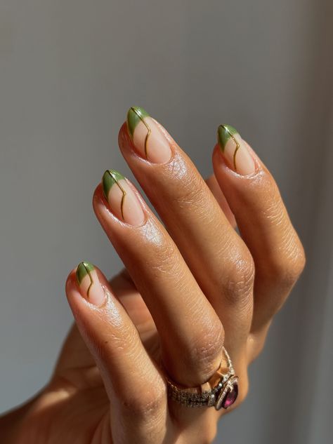 manicure with short nails and thin gold nail art 
