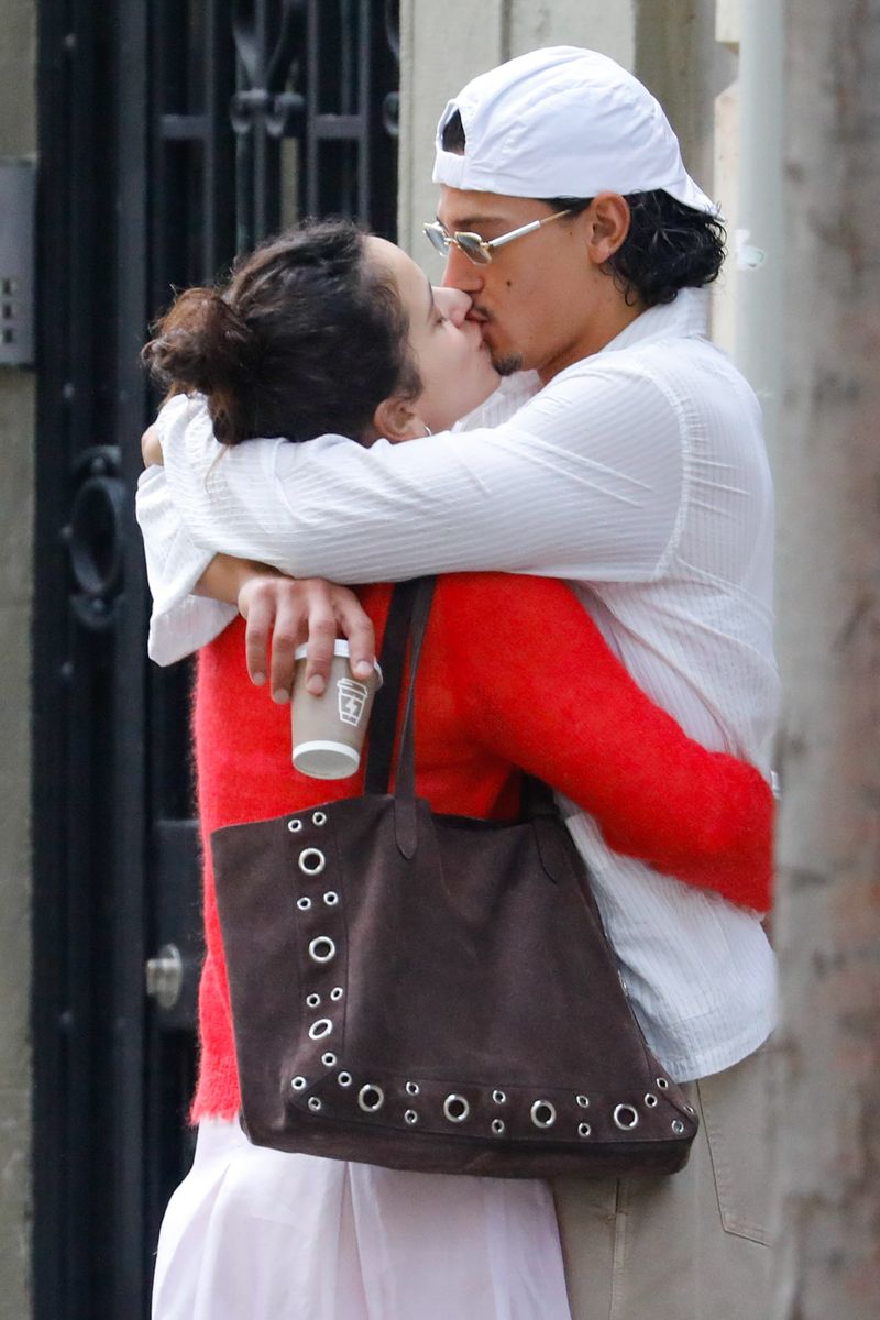 
Rosalia and Emilio Sakraya stroll through Barcelona.