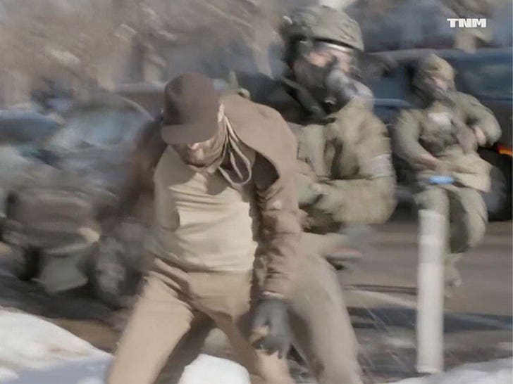 012826_alex_pretti_pulled_officer