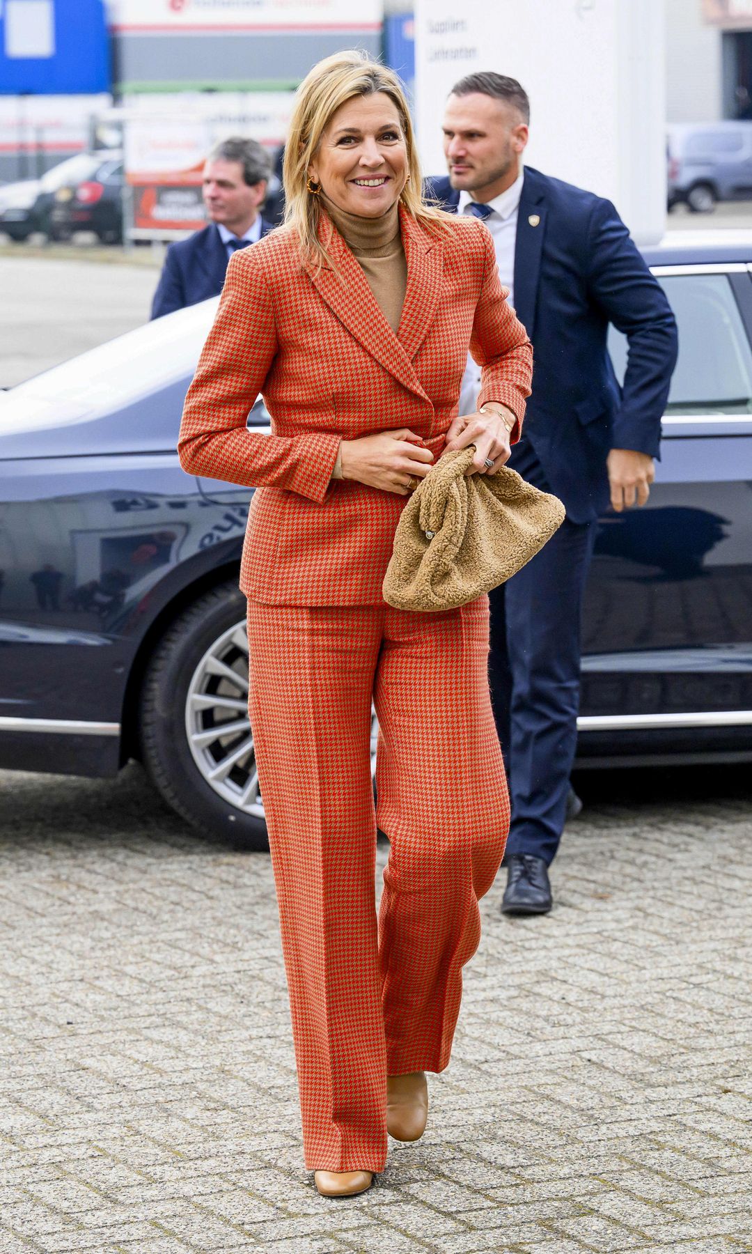 The Queen opted for an orange color palette, representing optimism