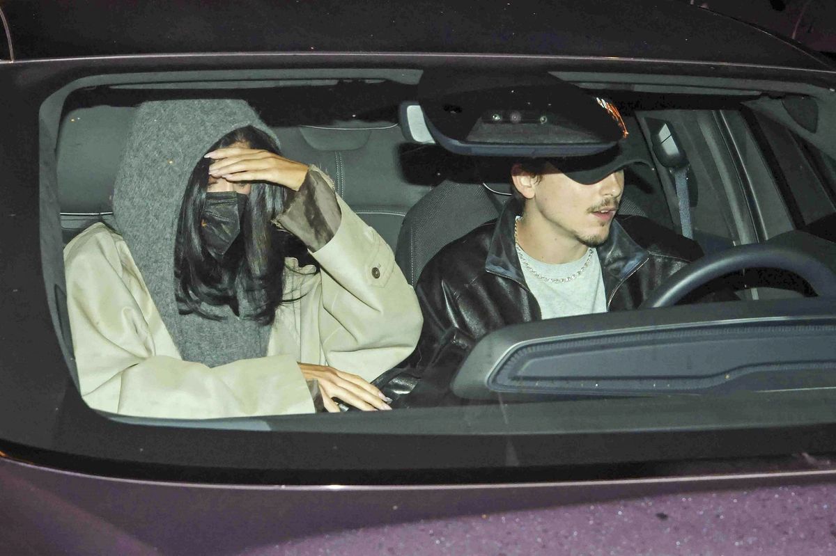 Kylie Jenner and Timothée Chalamet were spotted enjoying a low-key sushi dinner at Sushi Enya in Los Angeles, with Kendall Jenner tagging along as the third wheel. The trio appeared relaxed as they dined together in the quiet restaurant.
****
Los Ángeles, CA, 20 de enero de 2026. Kylie Jenner y Timothée Chalamet fueron vistos disfrutando de una cena tranquila de sushi en Sushi Enya en Los Ángeles, con Kendall Jenner acompañándolos como "tercera rueda". Los tres se veían relajados mientras cenaban juntos en el restaurante tranquilo.