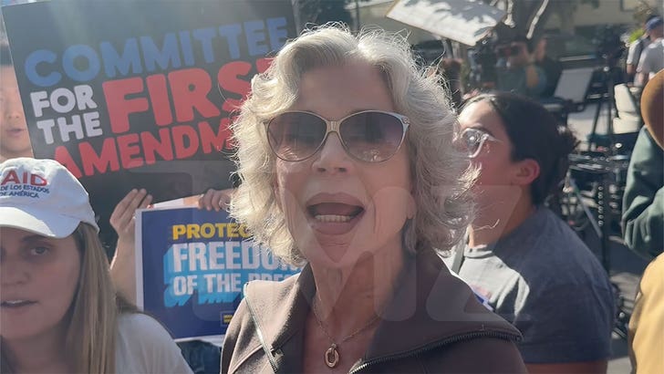 013026_jane_fonda_crowd_kal
