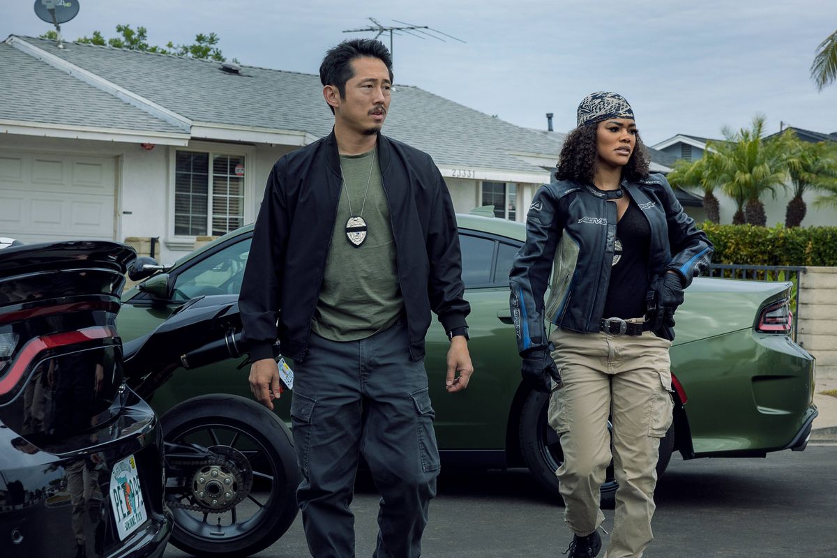 THE RIP. (L to R) Steven Yeun as Detective Mike Ro and Teyana Taylor as Detective Numa Baptiste in The Rip. Cr. Warrick Page/Netflix Â© 2025.