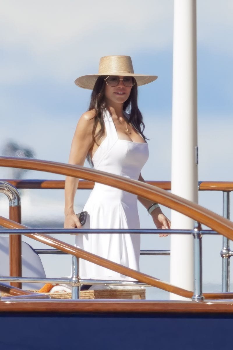 Sanchez Bezos opted for a white sundress that she paired with a straw hat