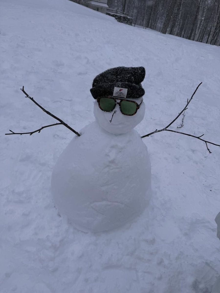 De Armas and friends made a cool snowman, equipped with a beanie and some sunglasses