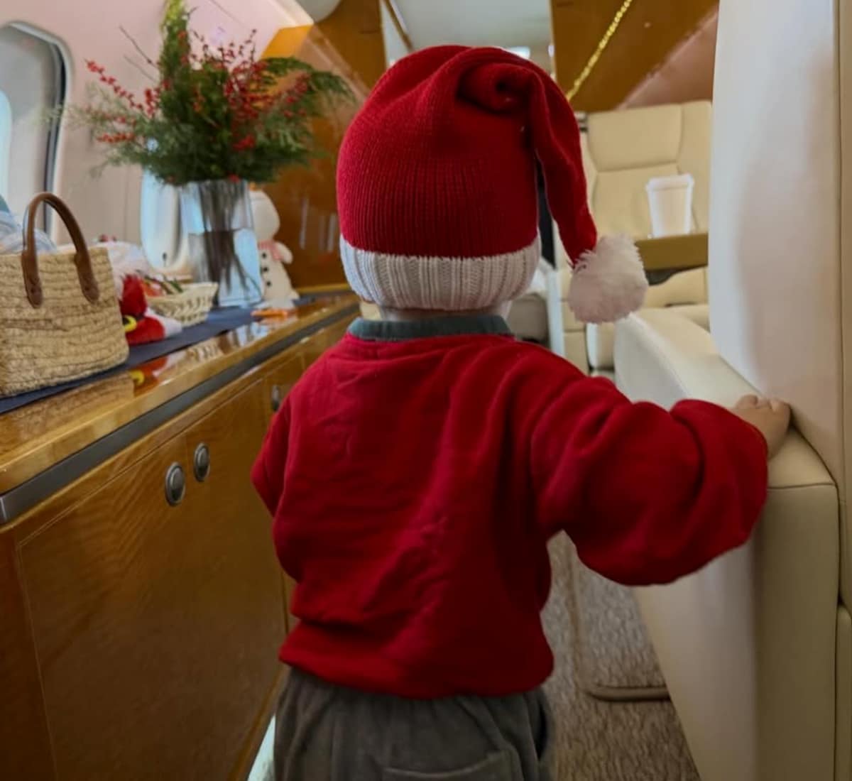 “MERRY CHRISTMAS FROM THE BIEBERS,” he captioned the post, accompanied by hugging, Santa Claus, and red heart emojis. 