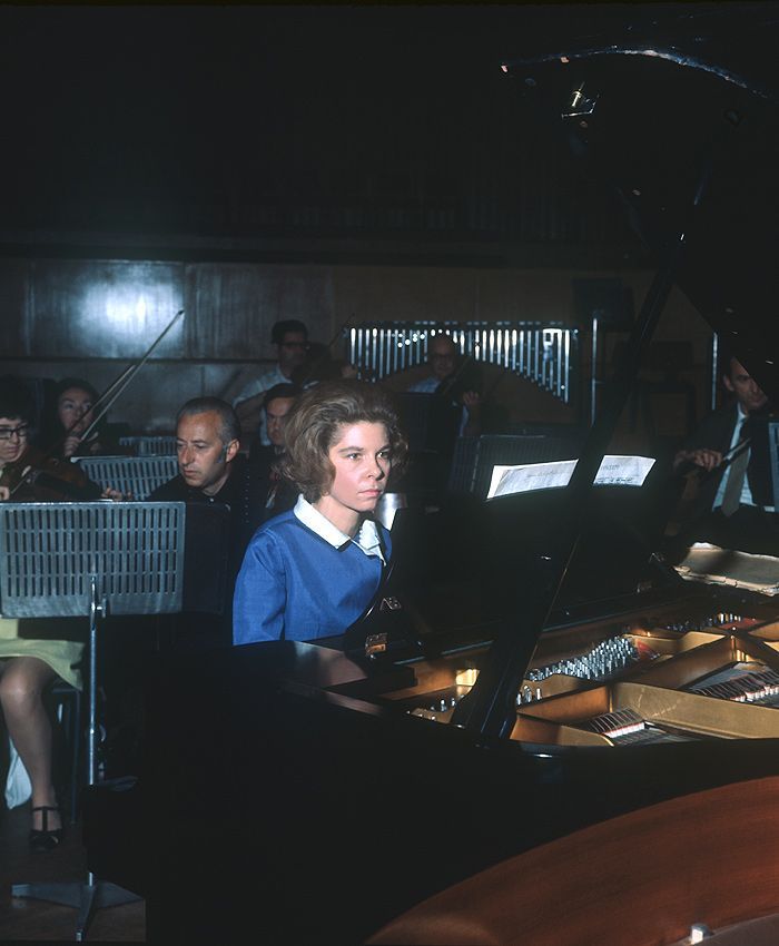 In her youth, she became a concert pianist