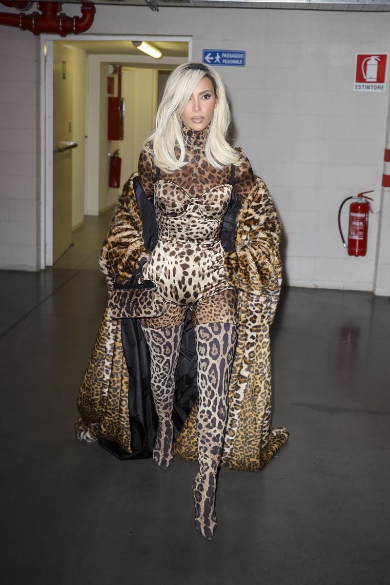 Photo © 2022 Backgrid UK/The Grosby Group

EXCLUSIVE
Milan , September 25 , 2022 
Kim Kardashian leaves dinner in Milan with Khloe and North wearing the final runway look from her critically acclaimed fashion show with Dolce and Gabbana during Milan Fashion Week that she curated and creative directed.
Kim Kardashian sale de la cena en Milán con Khloe y North luciendo el look final de la pasarela de su desfile de modas con Dolce and Gabbana durante la Semana de la Moda de Milán.