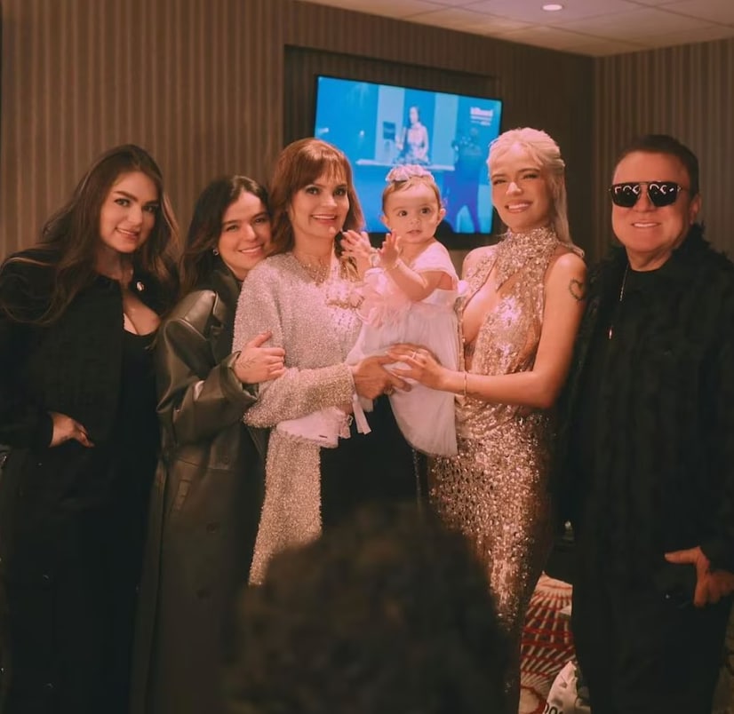 Verónica is the eldest of the three sisters. Jessica is the middle sibling and has served as Karol G’s representative throughout much of her career. The youngest, Katherine, is the daughter of their father from a relationship outside his marriage.