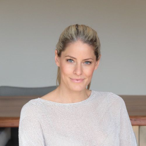 Dr. Alina Kastner is a psychotherapist