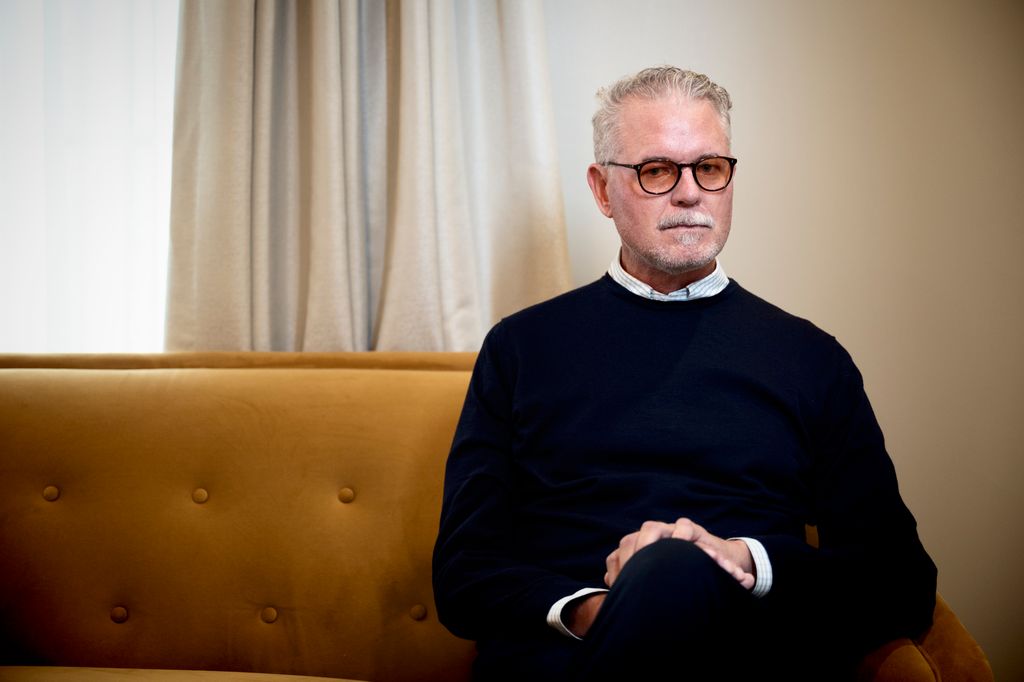 photo of eric dane sitting on couch