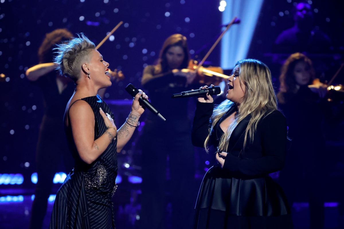 P!NK and Kelly Clarkson perform onstage during the 2023 iHeartRadio Music Awards.