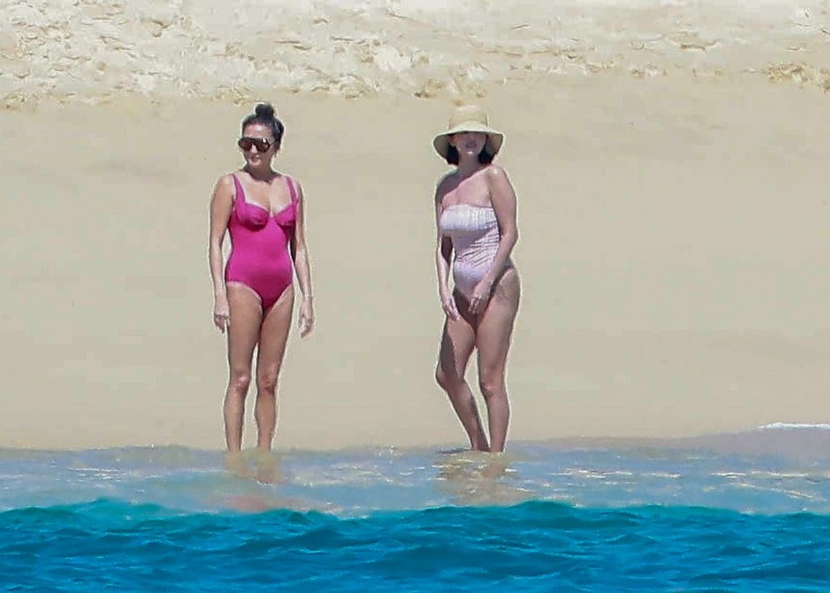 
Selena Gomez was spotted soaking up the sun at Las Ventanas al Paraíso in Los Cabos, lounging beachside with friends in a soft pink one-shoulder swimsuit and wide-brim straw hat. 