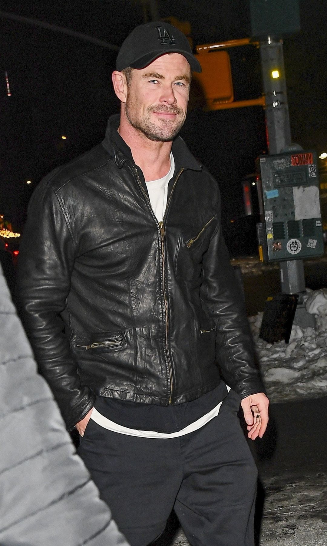 Chris Hemsworth wore an all-black outfit for the occasion