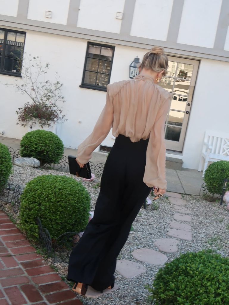 Kate Hudson poses in front of her house door
