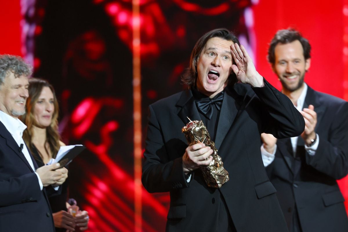 Jim Carrey wore his hair noticeably longer, falling to his shoulders while keeping his signature middle part.