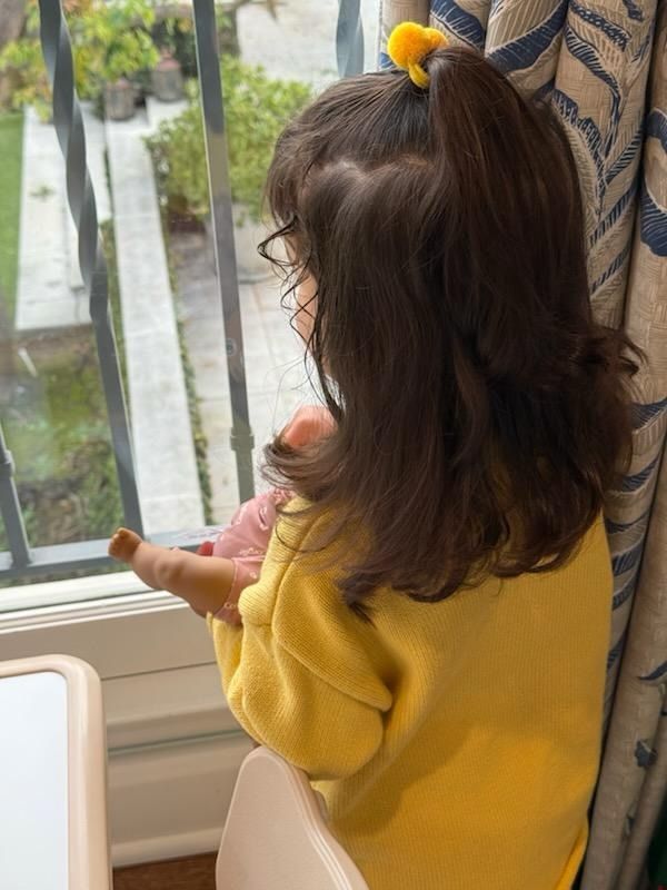 mindy kaling daughter anne looking out window